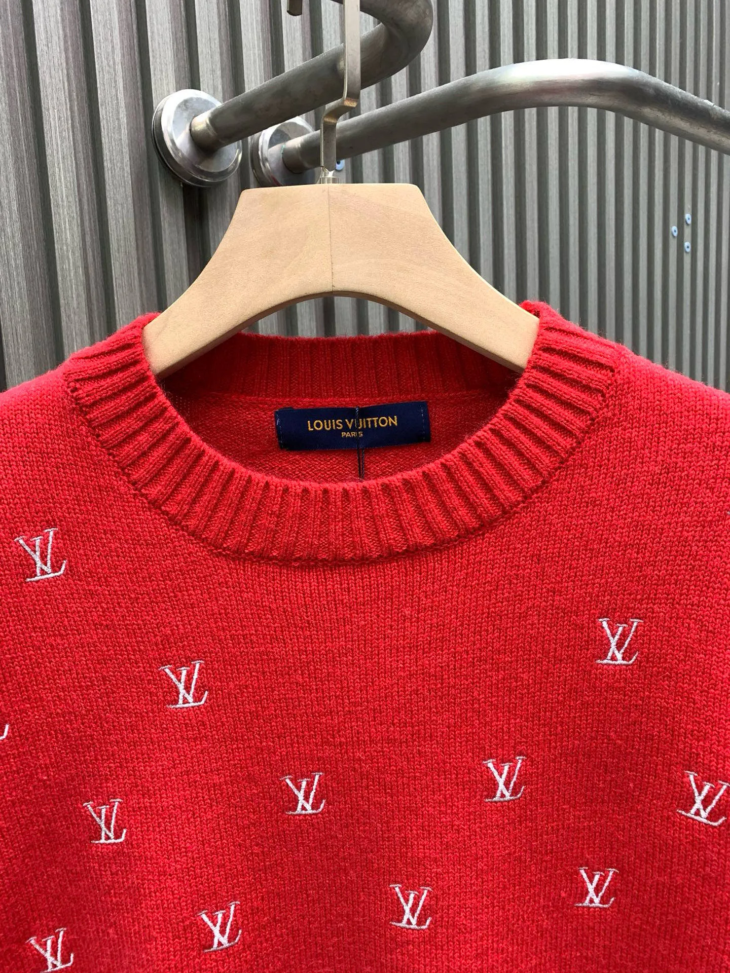 🅿️340 🀄️ Louis Vuitton 25* New New Year's style early autumn loose casual sports crew neck pullover Classic old flower all-over printed pattern Complex logo embroidery on the whole body Recommended by many Internet celebrity upper body Full of atmosphere and in place details Super correct fit Standard for early spring Heavy washing process is soft and comfortable Soft touch The upper body is not tight The fabric texture is tough The upper body is wide and comfortable The silhouette is cut to look slim and stylish It is washable and not easy to fall off. It is super fashionable and versatile, giving it a fashionable street feel. The overall loose fit. If you like it, don’t miss it. A must-have item in red for the Chinese New Year.